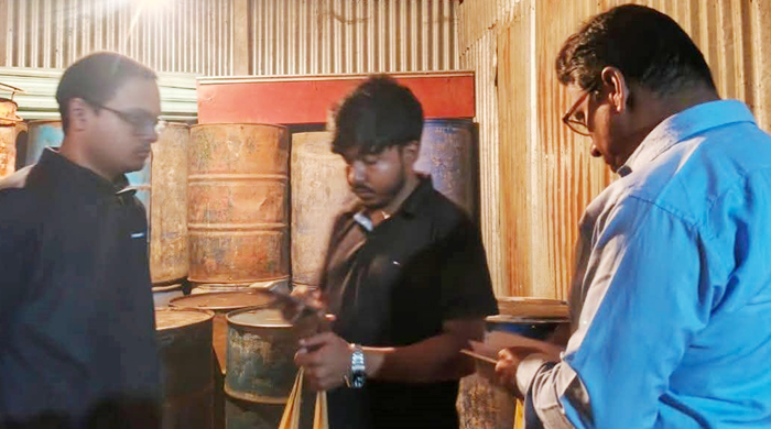 গোয়ালন্দে অবৈধভাবে ১৮০০ লিটার ডিজেল মজুদ করায় জরিমানা